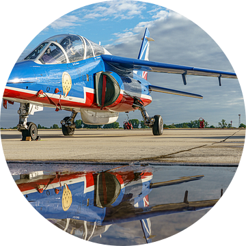 Spiegelbeeld Alpha Jet van Patrouille de France. van Jaap van den Berg