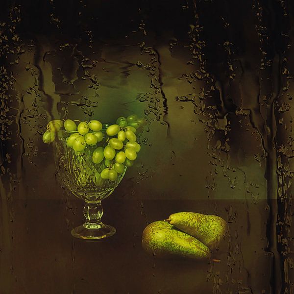 Stilleven met druiven en peren met Caravaggio licht. van Saskia Dingemans Awarded Photographer