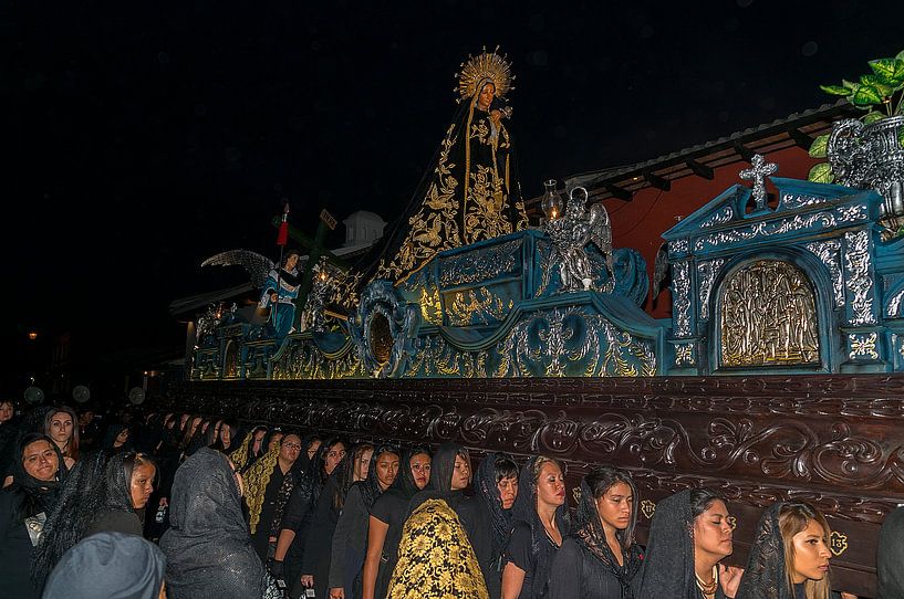 Guatemala: Paasprocessie (Antigua) by Maarten Verhees