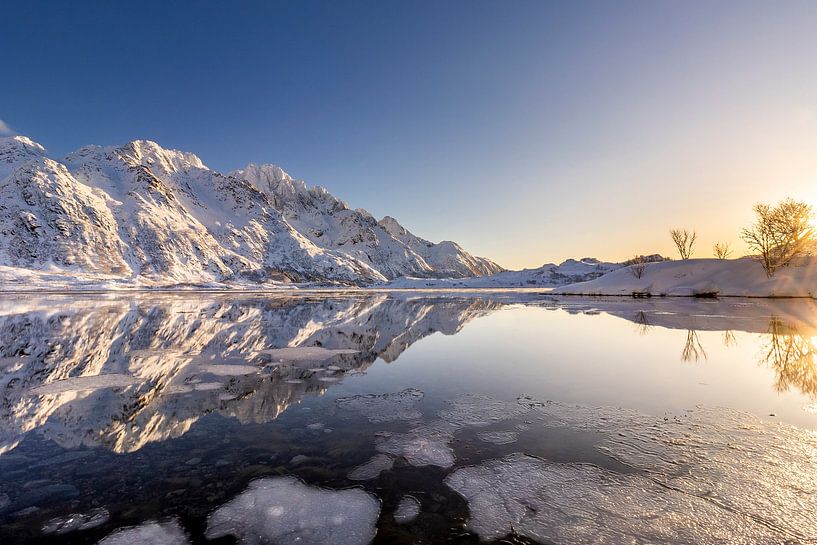 Reflectie - winter in Lofoten van Franca Gielen