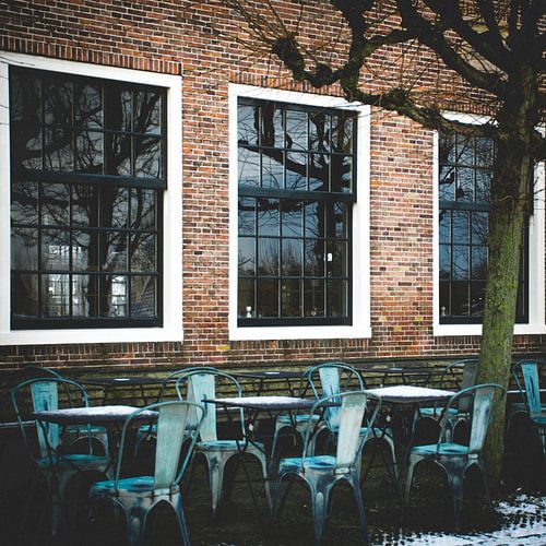 Verlaten stoelen op een winters terras