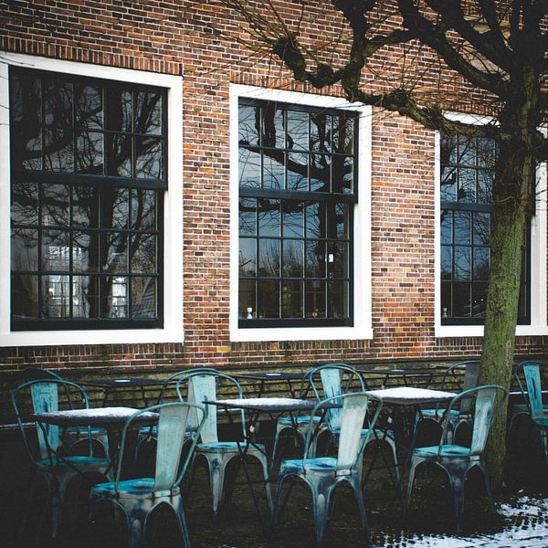 Abandoned chairs on a winter terrace by Zaankanteropavontuur