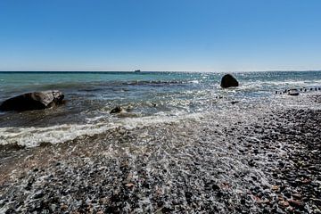 Bateau d'excursion devant la côte de craie, Stubbenkammer