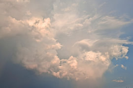 Minimalistischer Himmel mit Cumuluswolken in sommerlichen Farbtönen von Csilla Szakál