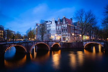 Amsterdam by night by Frank Verburg