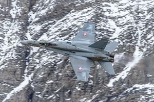 F/A-18 in Aktion an der Axalp Fliegerschiessen Airshow.