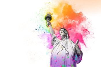 Freiheitsstatue mit bunten Regenbogen Holi Farbe Pulver Explosion isoliert auf weißem Hintergrund