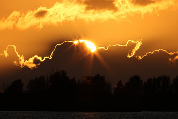 La brillance du soleil derrière les nuages