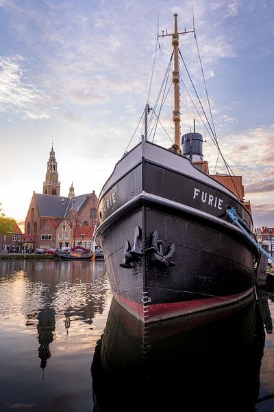 De Groote Kerk en de Furie in Maassluis by Nathan Okkerse