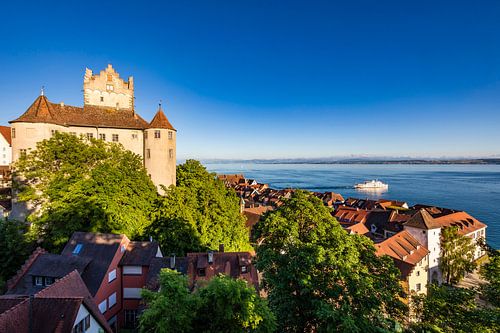 Oud kasteel en een schip op de grond in Meersburg