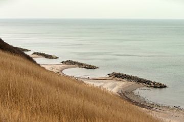 Kust Denemarken, rotsen, groen zee water en strand
