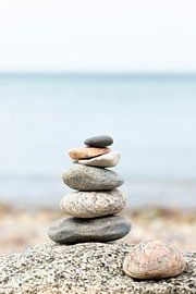 des pierres et du sable et une mer bleu-vert sur Karijn | Fine art Natuur en Reis Fotografie