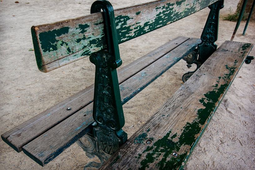 Iconisch Parijs park bankje van gietijzer en hout van Blond Beeld