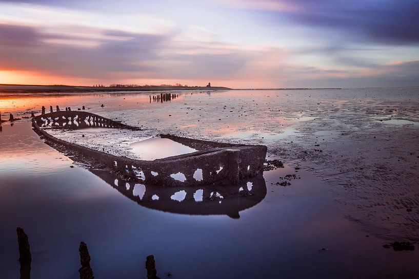 Épave de navire dans la mer de Wadden. par AGAMI Photo Agency