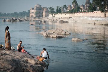 badende en wassende mensen bij rivier in India van Karel Ham
