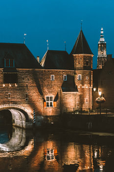 De Amersfoortse Koppelpoort in de avond met de Lange Jan op de achtergrond