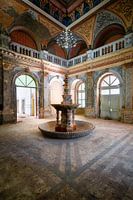 Verlassener Brunnen im Verfall.