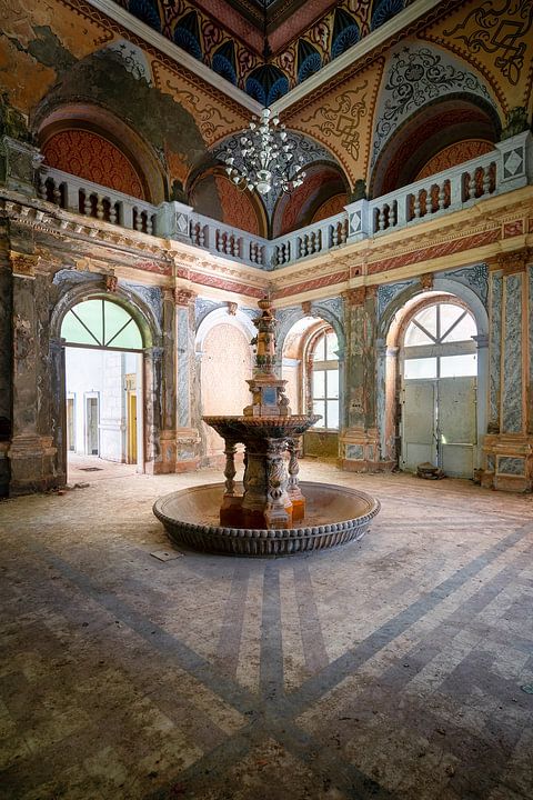 Verlaten Fontein in Verval. van <span class="secondary-font">Roman Robroek - Foto's van Verlaten Gebouwen</span>