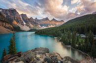 Zonsondergang aan Moraine Lake Canada van Edwin Mooijaart thumbnail