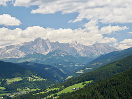 Blick zum Dachstein – Berge und grüne Täler von Julias stille Momente