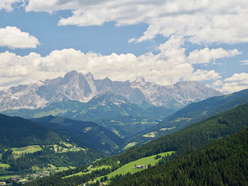 Blick zum Dachstein – Berge und grüne Täler