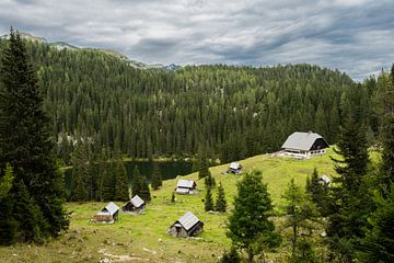 Berghutten en bergmeer in Triglav Nationaal Park in Slovenië van Robert Ruidl