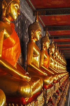 Gouden Boeddhabeelden in een boeddhistische tempel in Bangkok Thailand van Dieter Walther