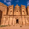 Ad Deir klooster in Petra, Jordanië van Bert Beckers
