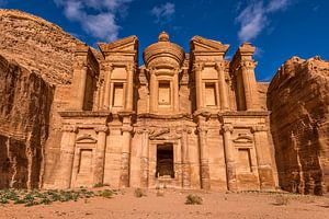 Ad Deir klooster in Petra, Jordanië van Bert Beckers