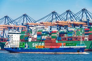 Frachtschiff mit Containern verlässt den Hafen von Rotterdam