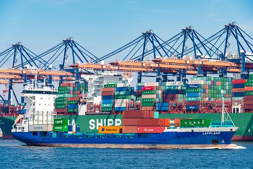 Vrachtschip met containers verlaat de haven van Rotterdam