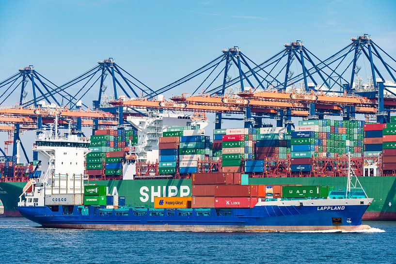 Vrachtschip met containers verlaat de haven van Rotterdam van Sjoerd van der Wal Fotografie