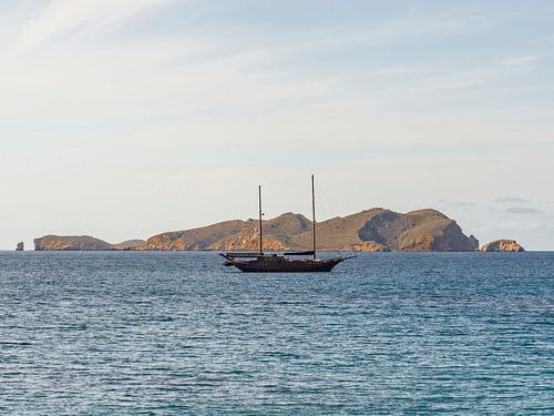 Zeilboot in de middelandse zee bij Ibiza