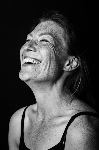 Sourire sincère avec des taches de rousseur