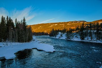 Open rivier door het winter landschap van Sander Hekkema