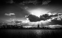 Zwart wit landschapsfoto van Molen aan het water.