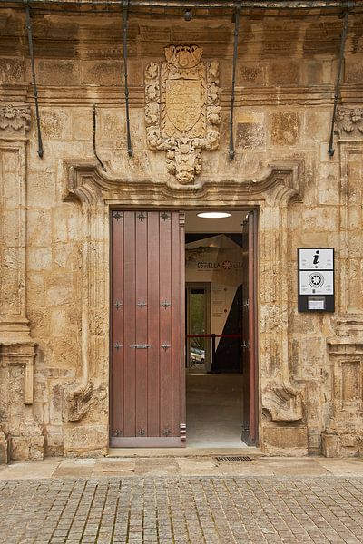 Office du tourisme dans le palais baroque d'Estrella Lizarra par Ton Van Zeijl