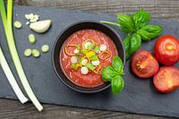 Tomatensoep met bosuien en basilicum