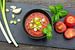 Soupe à la tomate avec des oignons nouveaux et du basilic sur Stefanie Keller