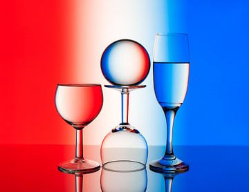 Abstract beeld met glazen en een kristalle bol van Jolanda Aalbers