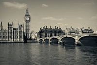 Ansicht von Londons berühmten Parlamentsgebäude und Big Ben in Schwarz