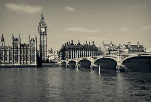 View of London's famous parliament buildings Big Ben in black un