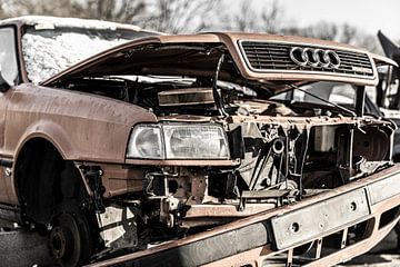 Oude Audi 80 op de autosloperij van Fred Schuch