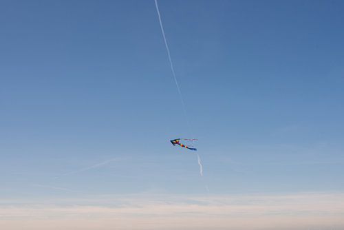Regenbogendrachen gegen blauen Himmel