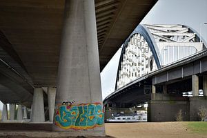 betonnen pilaar met graffiti onder brug van Maud De Vries