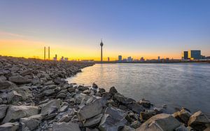 Am Rheinufer in Düsseldorf von Michael Valjak