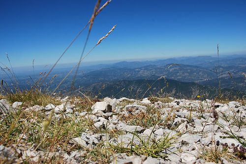 Bergen met een blauwe lucht