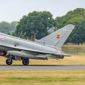 Rotierender RAF Eurofighter Typhoon mit Nachbrenner. von Jaap van den Berg