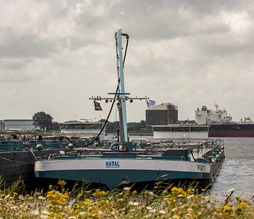 Binnenvaarttanker lading overslaan in de haven van Rotterdam. van scheepskijkerhavenfotografie
