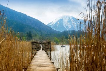 Holzsteg mit Tor im Tegernsee, schneebedeckte Berge im Hintergrund, Landschaft im berühmten Fremdenv von Maren Winter